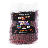 Magic Wolf - Boilies 5kg / 24mm - Švestka/Chilli